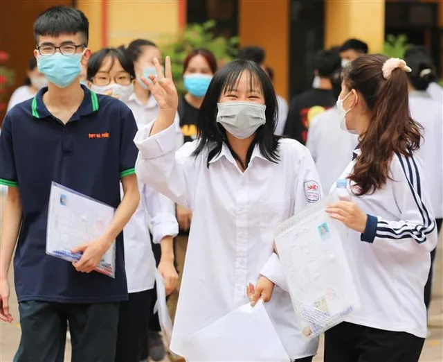 Thí sinh Hà Nội hoàn thành môn thi Ngữ văn, đề thi không có yếu tố bất ngờ - Ảnh 2. Thí sinh Hà Nội hoàn thành môn thi Ngữ văn, đề thi không có yếu tố bất ngờ - Ảnh 2.