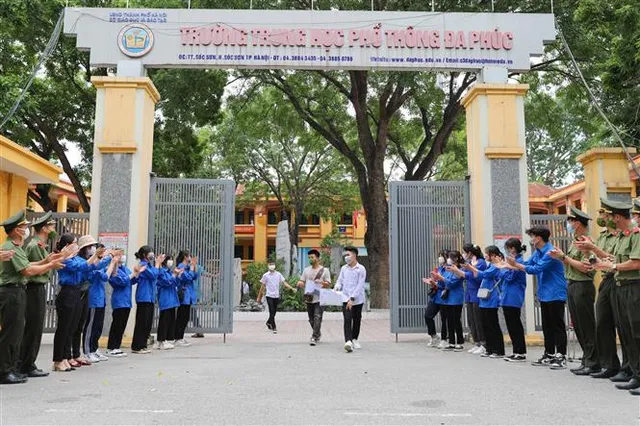 Thí sinh Hà Nội hoàn thành môn thi Ngữ văn, đề thi không có yếu tố bất ngờ - Ảnh 1. Thí sinh Hà Nội hoàn thành môn thi Ngữ văn, đề thi không có yếu tố bất ngờ - Ảnh 1.