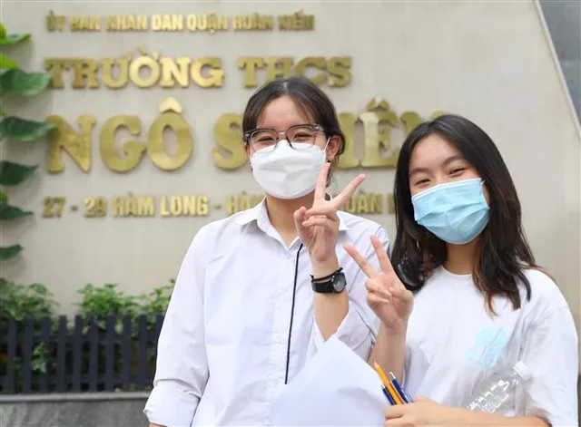 Thí sinh Hà Nội hoàn thành môn thi Ngữ văn, đề thi không có yếu tố bất ngờ - Ảnh 26. Thí sinh Hà Nội hoàn thành môn thi Ngữ văn, đề thi không có yếu tố bất ngờ - Ảnh 26.