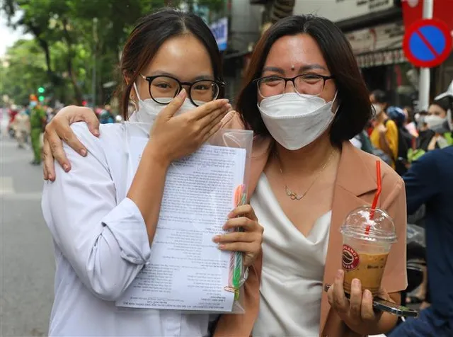 Thí sinh Hà Nội hoàn thành môn thi Ngữ văn, đề thi không có yếu tố bất ngờ - Ảnh 18. Thí sinh Hà Nội hoàn thành môn thi Ngữ văn, đề thi không có yếu tố bất ngờ - Ảnh 18.