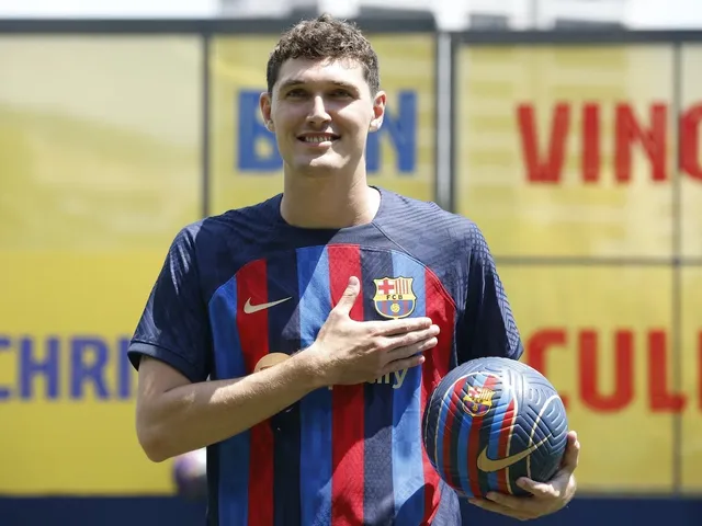 Barcelona ra mắt tân binh Andreas Christensen - Ảnh 1.