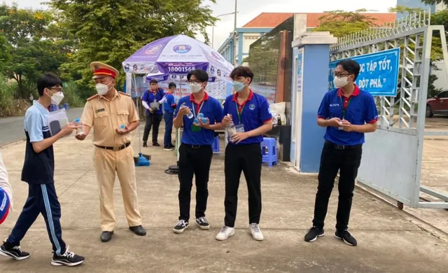 Cảnh sát giao thông TP Hồ Chí Minh hỗ trợ cán bộ coi thi gặp sự cố đến điểm thi kịp thời - Ảnh 2.
