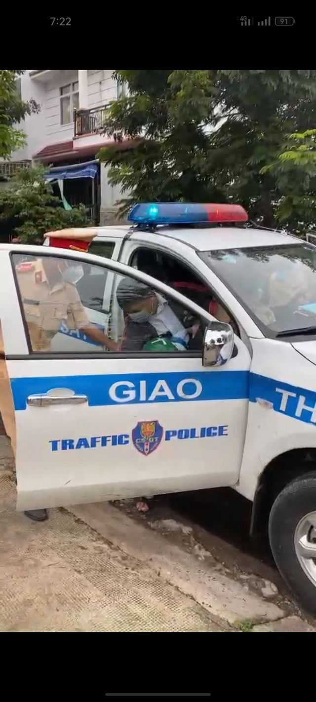 Cảnh sát giao thông TP Hồ Chí Minh hỗ trợ cán bộ coi thi gặp sự cố đến điểm thi kịp thời - Ảnh 4.