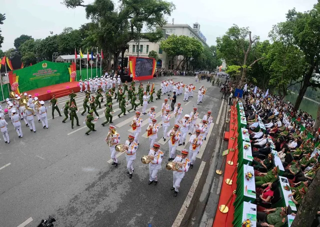 Người dân Hà Nội hào hứng theo dõi Cảnh sát các nước ASEAN diễu hành - Ảnh 1.