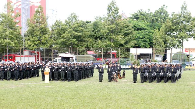 Công an TP Hồ Chí Minh ra mắt Trung đoàn Cảnh sát cơ động dự bị chiến đấu - Ảnh 1.