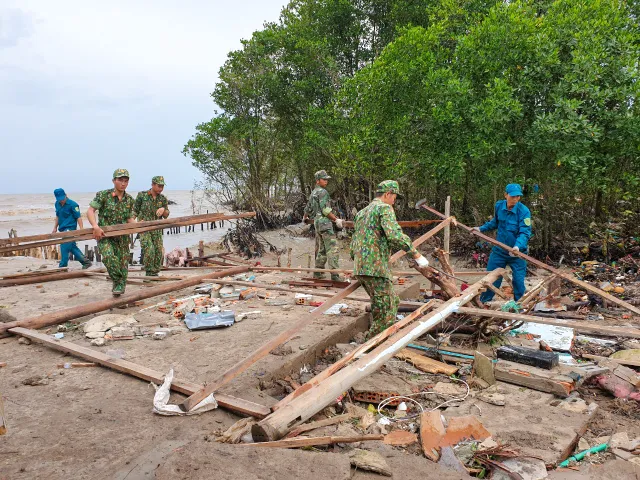 Kiên Giang: Cán bộ, chiến sĩ hỗ trợ người dân khắc phục hậu quả mưa dông, lốc xoáy - Ảnh 1.