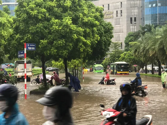 Hà Nội: Mưa lớn cả đêm, nhiều tuyến phố ngập như sông - Ảnh 4.