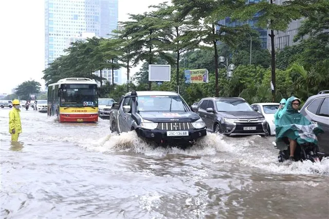 Cần lưu ý gì khi lái ô tô trong trời mưa ngập? - Ảnh 1.