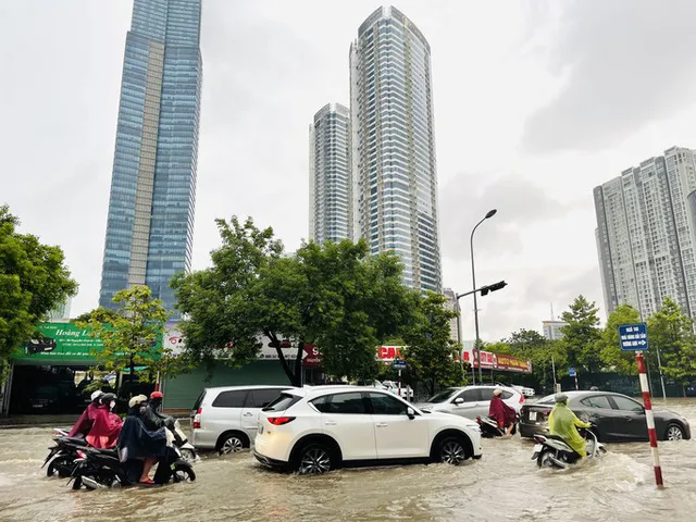 Hà Nội: Mưa lớn cả đêm, nhiều tuyến phố ngập như sông - Ảnh 15.