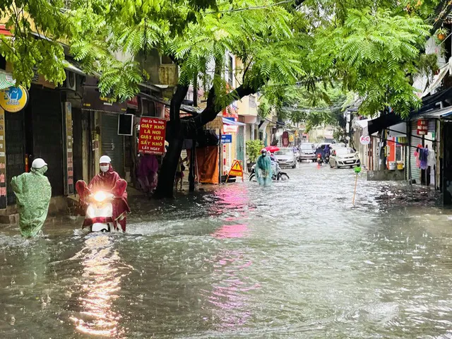 Hà Nội: Mưa lớn cả đêm, nhiều tuyến phố ngập như sông - Ảnh 13.