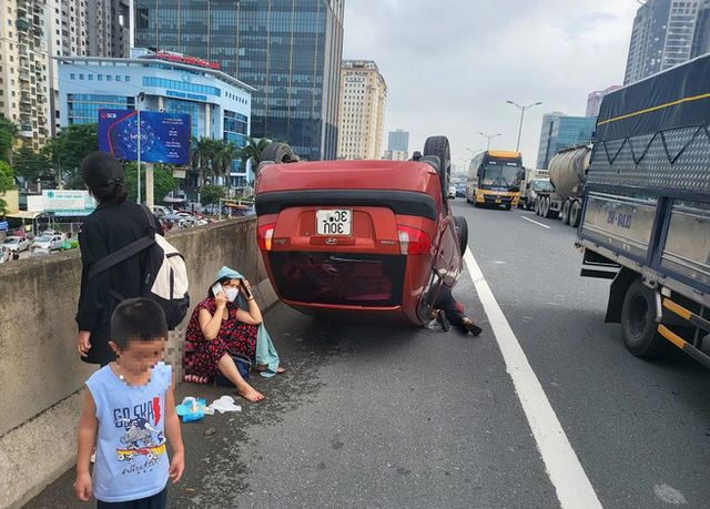 Hà Nội: Ô tô con lật ngửa sau cú đâm va với xe tải - Ảnh 2.