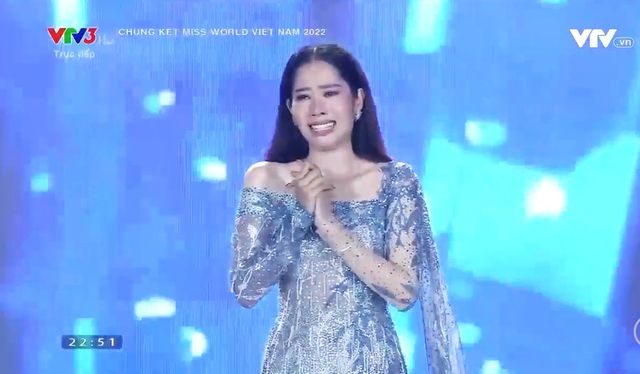 Nam Em khóc nức nở trên sân khấu Chung kết Miss World Vietnam 2022 - Ảnh 2.