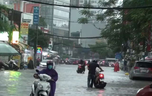 Người dân TP Hồ Chí Minh “bơi” trên đường sau trận mưa lớn hơn 3 giờ liền - Ảnh 4.