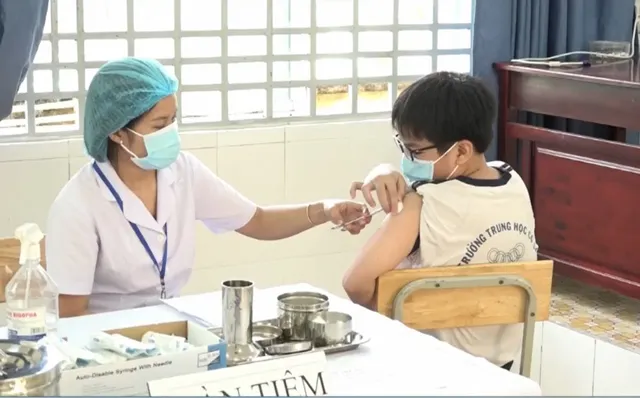 Vì sao tỷ lệ tiêm vaccine phòng COVID-19 ở trẻ thấp? - Ảnh 1.