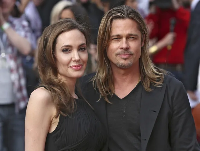 Angelina Jolie tiết lộ bị chồng cũ bạo hành trên máy bay, Brad Pitt phản bác - Ảnh 1.