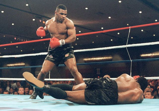 Mike Tyson tiều tụy ngồi xe lăn - Ảnh 3.