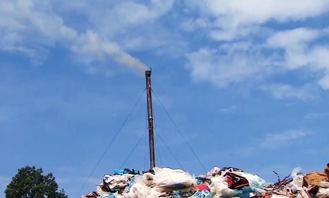 Nguy cơ ô nhiễm môi trường từ các lò đốt rác thủ công - Ảnh 2.