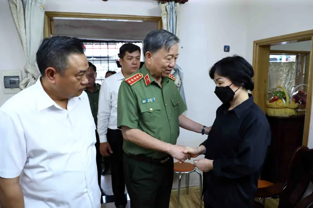 Bộ trưởng Tô Lâm thăm hỏi, động viên thân nhân 3 chiến sĩ hy sinh khi chữa cháy - Ảnh 2.
