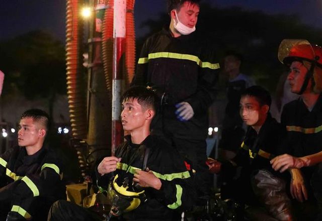 Phó Thủ tướng Thường trực Chính phủ yêu cầu điều tra vụ cháy khiến 3 chiến sĩ PCCC hy sinh - Ảnh 4.