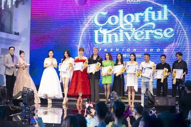 Ấn tượng Colorful Universe Fashion Show – Đêm vũ trụ đa sắc màu - Ảnh 2.