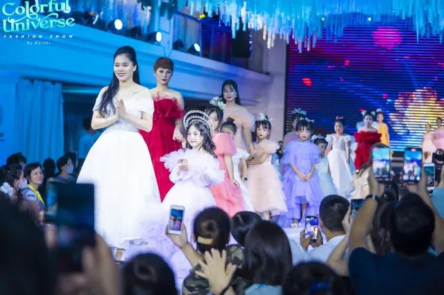 Ấn tượng Colorful Universe Fashion Show – Đêm vũ trụ đa sắc màu - Ảnh 3.