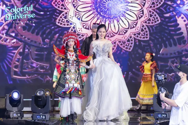 Ấn tượng Colorful Universe Fashion Show – Đêm vũ trụ đa sắc màu - Ảnh 4.