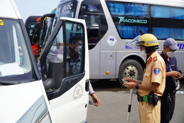 CSGT TP Hồ Chí Minh kiểm tra đột xuất về ma túy, nồng độ cồn các tài xế ở bến xe Miền Đông - Ảnh 1.