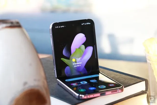 Galaxy Z Fold 4 và Z Flip 4 mở bán tại Việt Nam - Ảnh 1.