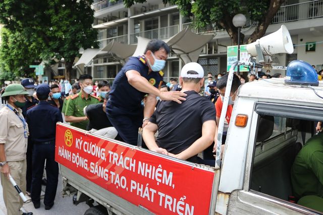 Bệnh viện Bạch Mai diễn tập xử lý tình huống gây rối an ninh trật tự, hành hung nhân viên y tế - Ảnh 3.