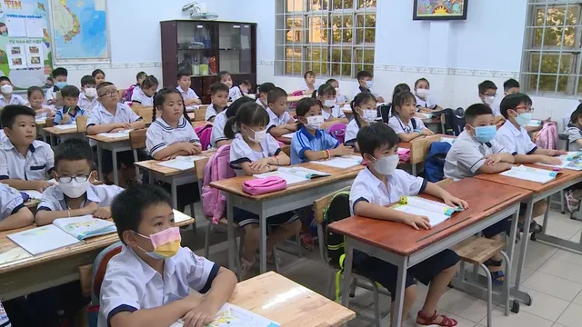 Quá tải trường lớp ở TP Hồ Chí Minh: Học sinh chỉ được học 1 buổi/ngày, thiếu giáo viên trầm trọng - Ảnh 1. Quá tải trường lớp ở TP Hồ Chí Minh: Học sinh chỉ được học 1 buổi/ngày, thiếu giáo viên trầm trọng - Ảnh 1.