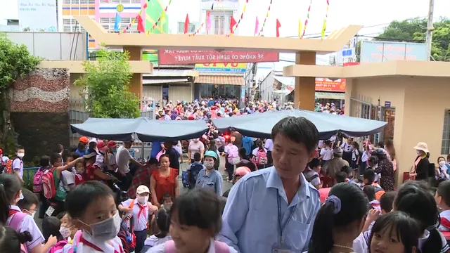 Quá tải trường lớp ở TP Hồ Chí Minh: Học sinh chỉ được học 1 buổi/ngày, thiếu giáo viên trầm trọng - Ảnh 4. Quá tải trường lớp ở TP Hồ Chí Minh: Học sinh chỉ được học 1 buổi/ngày, thiếu giáo viên trầm trọng - Ảnh 4.