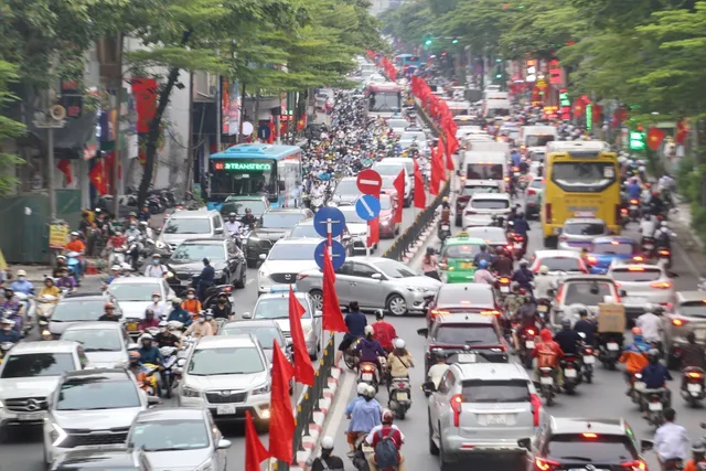 Đường phố Hà Nội ùn tắc kéo dài trước kỳ nghỉ lễ Quốc khánh 2/9 - Ảnh 7. Đường phố Hà Nội ùn tắc kéo dài trước kỳ nghỉ lễ Quốc khánh 2/9 - Ảnh 7.