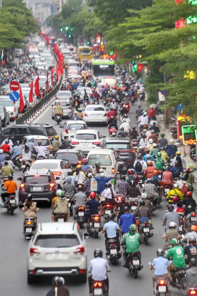Đường phố Hà Nội ùn tắc kéo dài trước kỳ nghỉ lễ Quốc khánh 2/9 - Ảnh 8. Đường phố Hà Nội ùn tắc kéo dài trước kỳ nghỉ lễ Quốc khánh 2/9 - Ảnh 8.