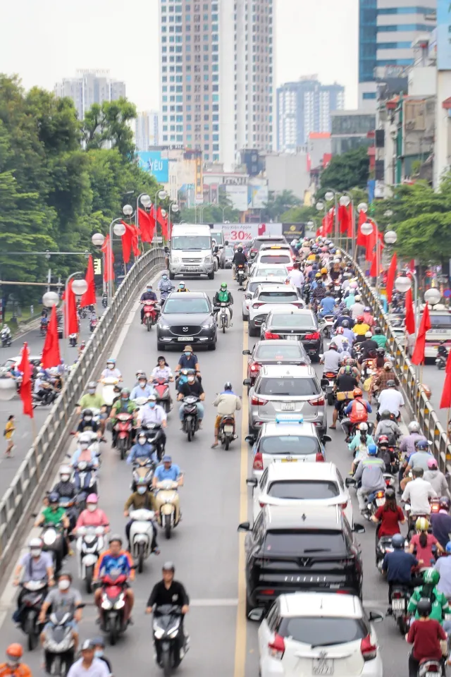 Đường phố Hà Nội ùn tắc kéo dài trước kỳ nghỉ lễ Quốc khánh 2/9 - Ảnh 5. Đường phố Hà Nội ùn tắc kéo dài trước kỳ nghỉ lễ Quốc khánh 2/9 - Ảnh 5.