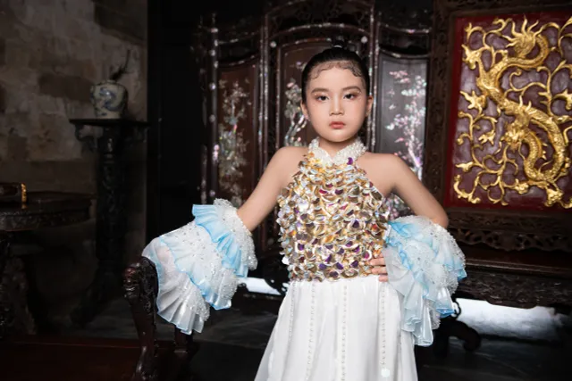 Mẫu nhí tự tin catwalk cùng Hoa hậu Lý Kim Thảo ở Hoàng thành Thăng Long - Ảnh 1.