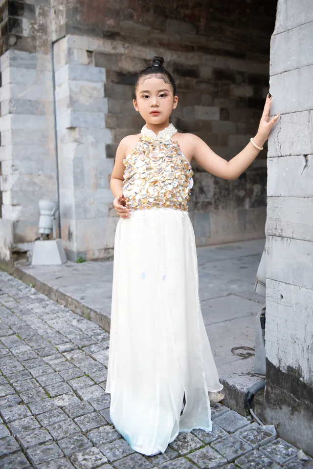 Mẫu nhí tự tin catwalk cùng Hoa hậu Lý Kim Thảo ở Hoàng thành Thăng Long - Ảnh 2.
