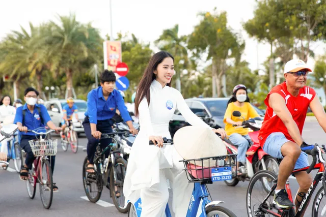 Thí sinh Miss World Vietnam diện áo dài đạp xe sau tranh cãi mặc thiếu vải trên xe bus 2 tầng - Ảnh 4.