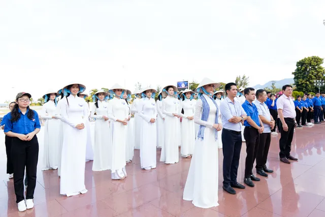 Thí sinh Miss World Vietnam diện áo dài đạp xe sau tranh cãi mặc thiếu vải trên xe bus 2 tầng - Ảnh 10.