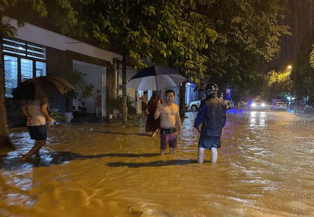 TP. Lào Cai ngập sâu do mưa lớn - Ảnh 1.