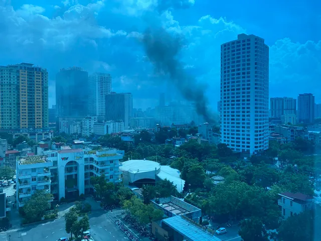 Cháy nhà gần Bệnh viện Nhi Trung ương, khói bốc cao hàng chục mét - Ảnh 1. Cháy nhà gần Bệnh viện Nhi Trung ương, khói bốc cao hàng chục mét - Ảnh 1.