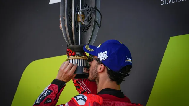 MotoGP 2022: Francesco Bagnaia giành chiến thắng tại GP Anh - Ảnh 2.