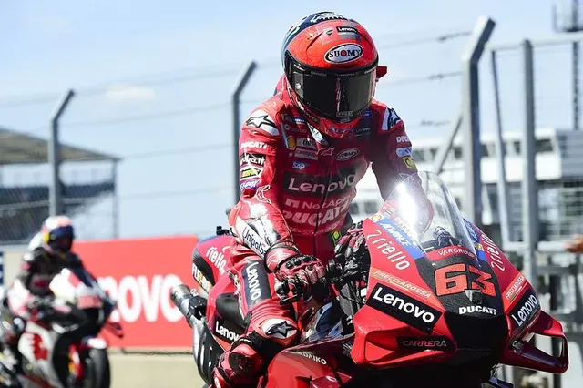MotoGP 2022: Francesco Bagnaia giành chiến thắng tại GP Anh - Ảnh 1.