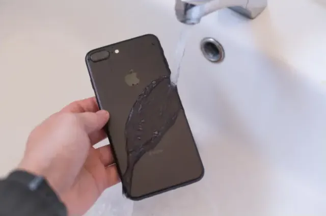 Làm gì khi iPhone của bạn bị ướt? - Ảnh 2. Làm gì khi iPhone của bạn bị ướt? - Ảnh 2.
