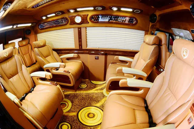Từ 1/9, cấm cải tạo ô tô 16 chỗ thành xe limousine chở khách - Ảnh 1. Từ 1/9, cấm cải tạo ô tô 16 chỗ thành xe limousine chở khách - Ảnh 1.