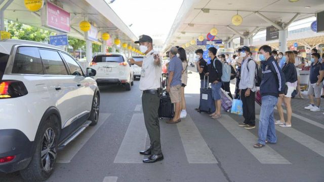 Sân bay Tân Sơn Nhất triển khai nhiều phương án hạn chế ùn tắc, quá tải - Ảnh 2.