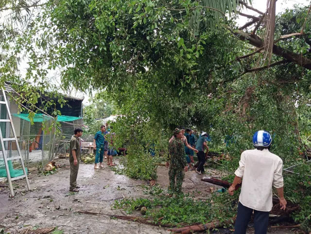 Lốc xoáy làm sập hoàn toàn và tốc mái nhiều nhà cửa ở Kiên Giang - Ảnh 2.