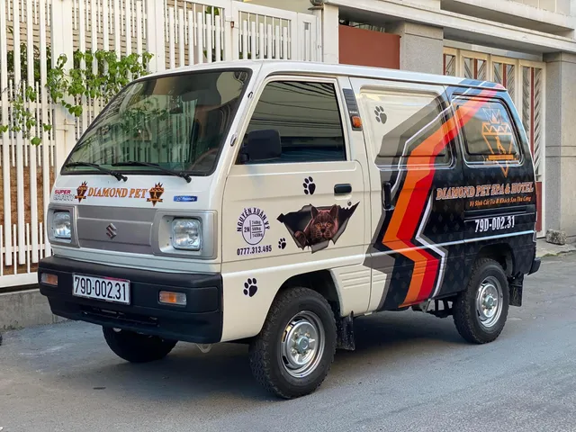 Suzuki Blind Van: Khám phá phong cách sử dụng xe tải đa dạng ở Việt Nam - Ảnh 1.