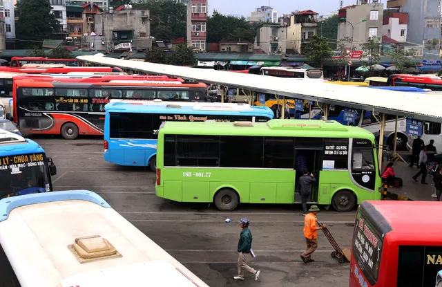 Giá dầu giảm, doanh nghiệp vận tải vơi bớt áp lực - Ảnh 1.