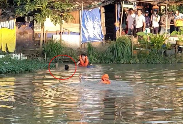 Nghi ngáo đá, thanh niên vác dao la hét rồi nhảy xuống kênh - Ảnh 1.