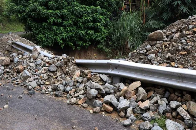 Mưa lớn, Quốc lộ 37 qua Sơn La xuất hiện gần 60 vị trí sạt lở - Ảnh 7. Mưa lớn, Quốc lộ 37 qua Sơn La xuất hiện gần 60 vị trí sạt lở - Ảnh 7.